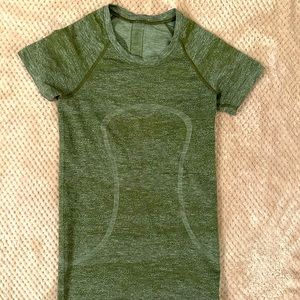 Lululemon swiftly tech size 2 green. Small tear. See photo.